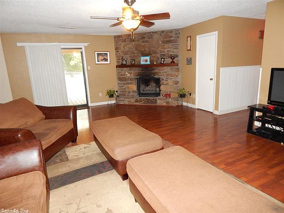 2nd image of 101 Live Oak Dr