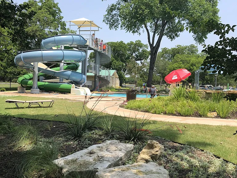 Wonderful large pool with slide and lifeguards !