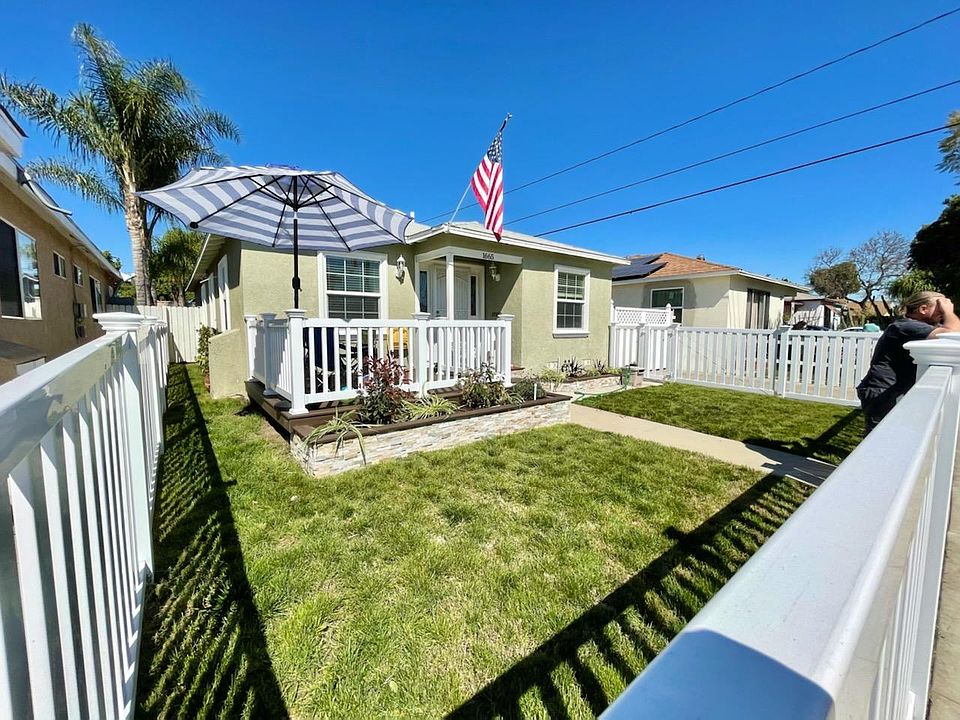 Front Deck, fenced yards