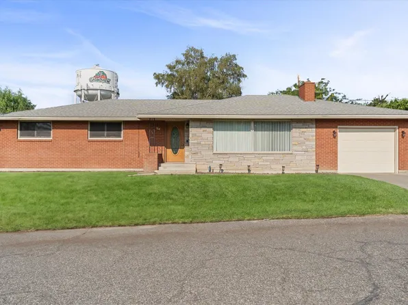 704 W Concord Ave, Grandview, WA 98930