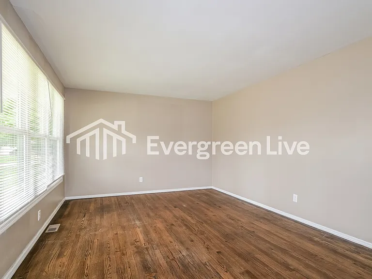 765 Sherwood Dr — Photo 3
