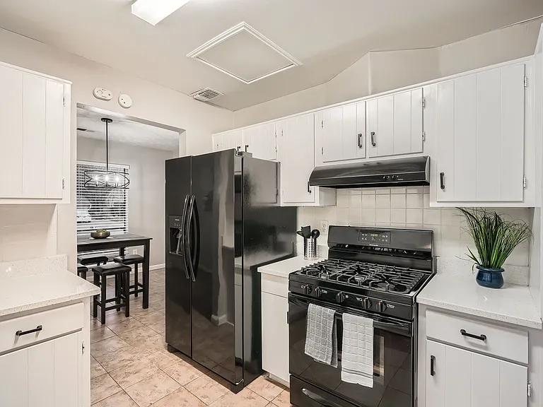 1040 Terramont Dr — Photo 15