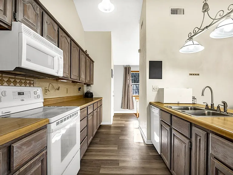 1121 Victoria Dr — Photo 16