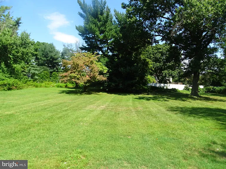 449 E Street Rd — Photo 32