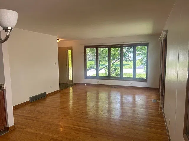 3 bed, 1.5 bath, 1726 sqft, $3,100 — Photo 2