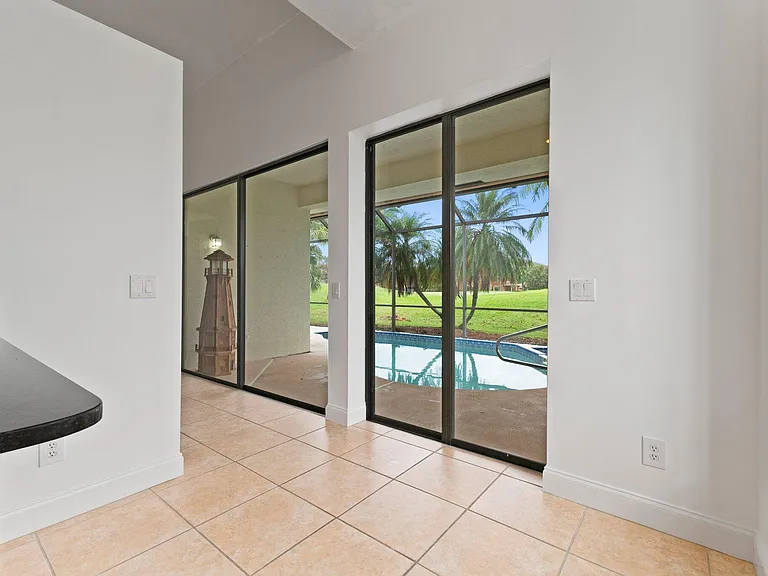 435 SW Jefferson Cir — Photo 14