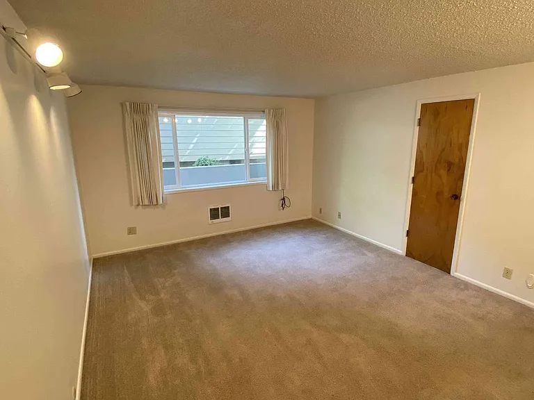 804 NE 2nd St — Photo 12