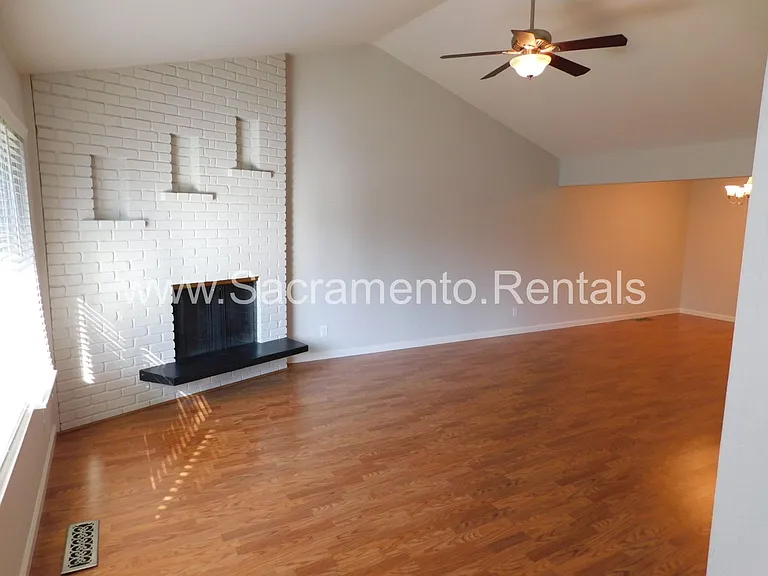 2637 Latham Dr — Photo 6