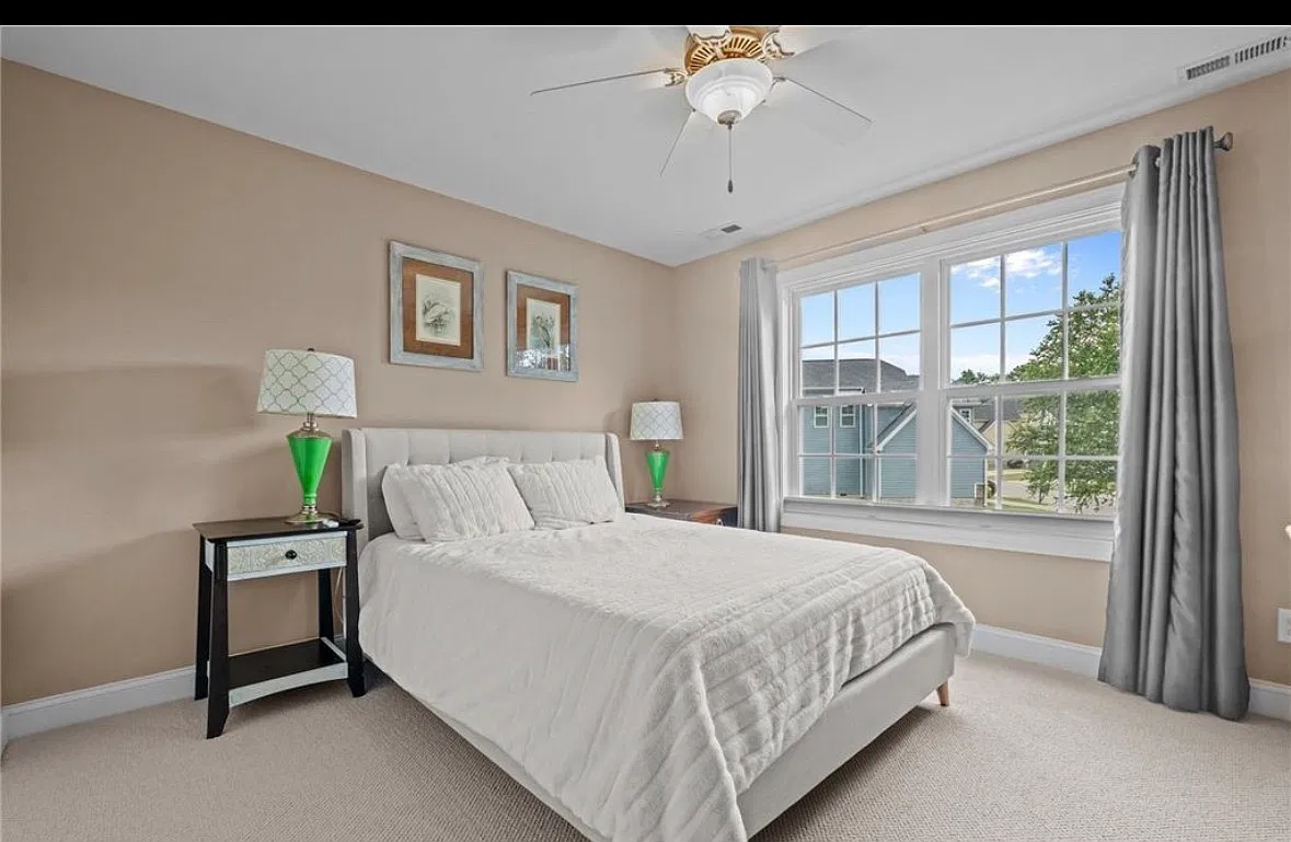 3 bed, 2105 sqft, $2,200 — Photo 1