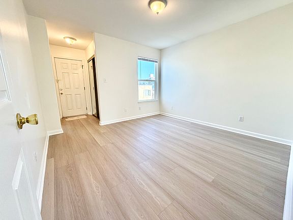4th image of 24 De Montfort Ave APT A