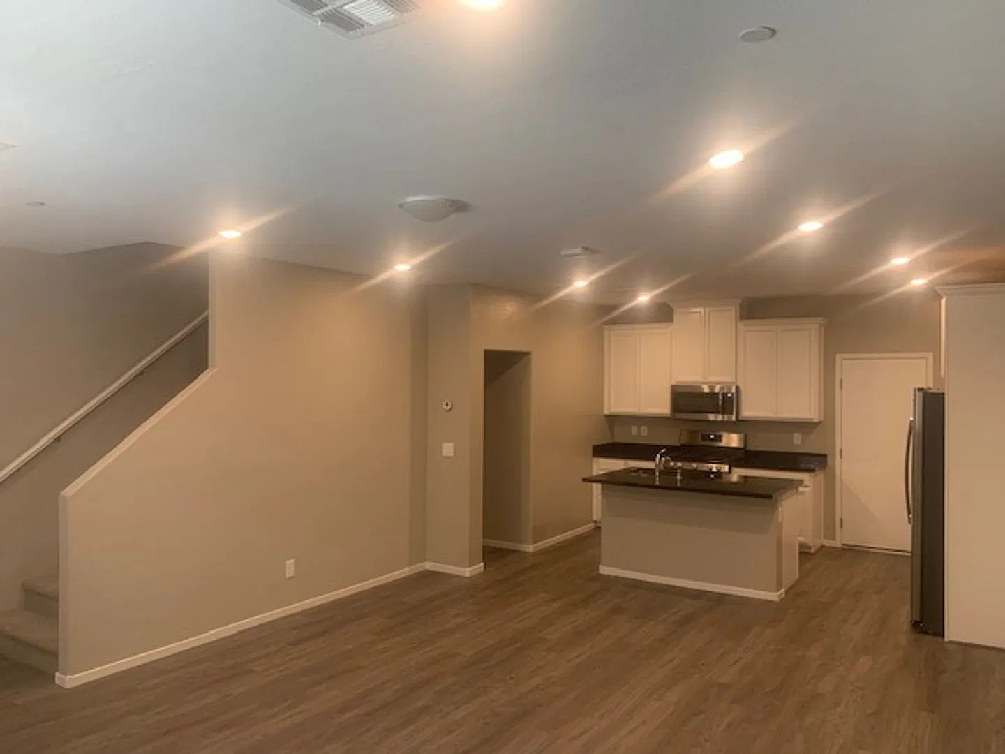 Great Townhome Centrally Located in the SW 215 Corridor-2 Car Garage — Photo 3