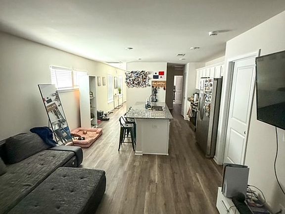 4th image of 413 Middlebury Ln