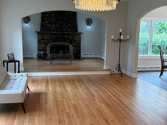 4th image of 423 Winsor Dr