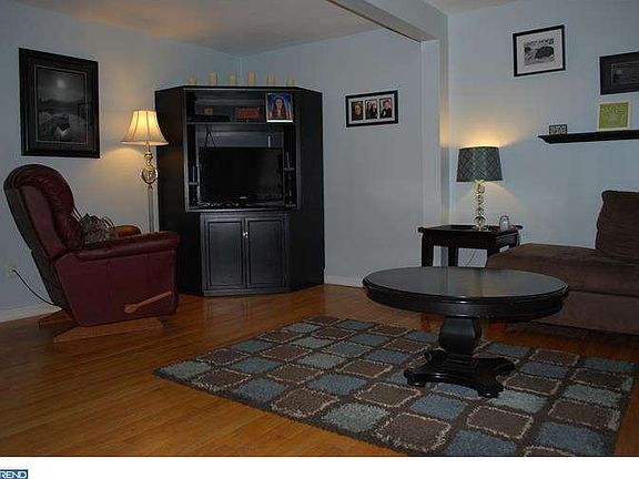 5th image of 20 E Christina Pl
