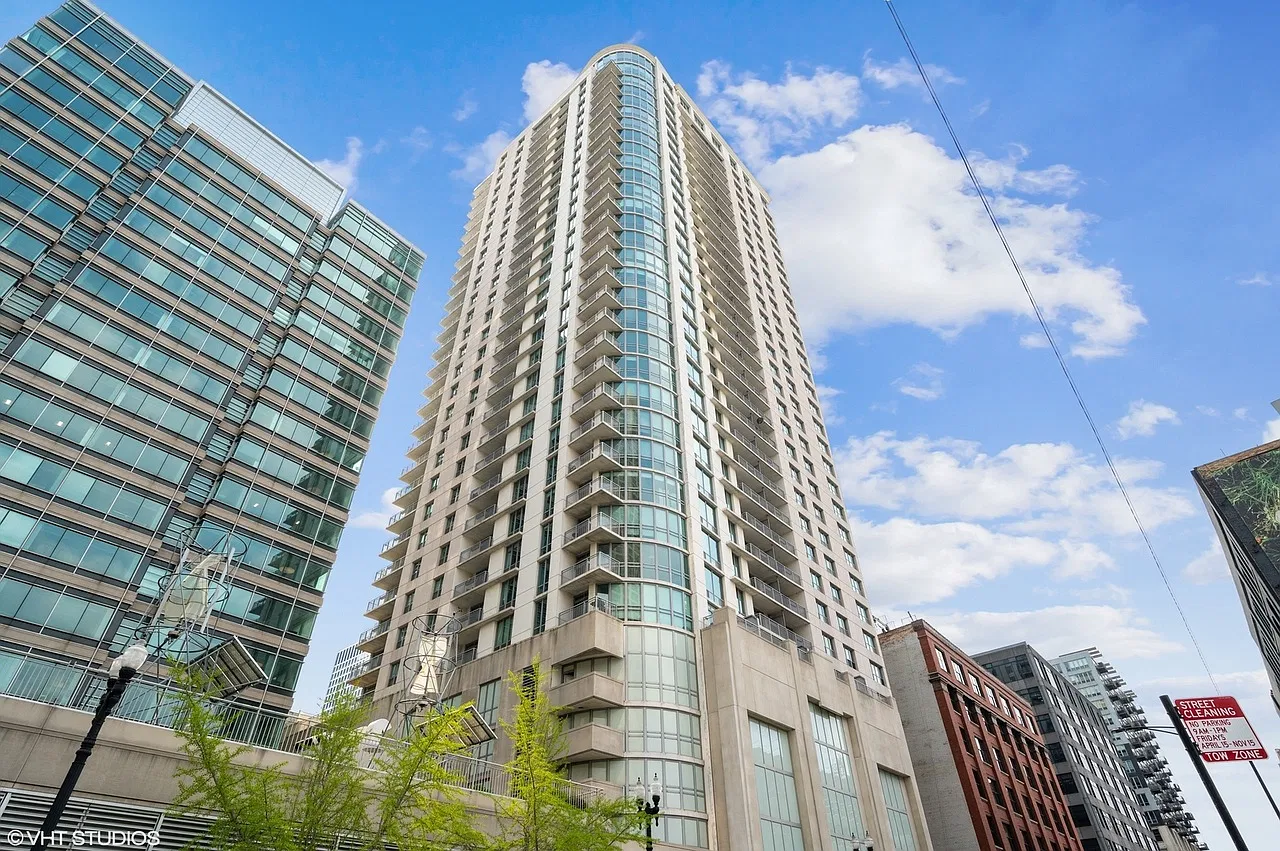 Park Alexandria, a full-amenity West Loop high-rise at 125 S. Jefferson