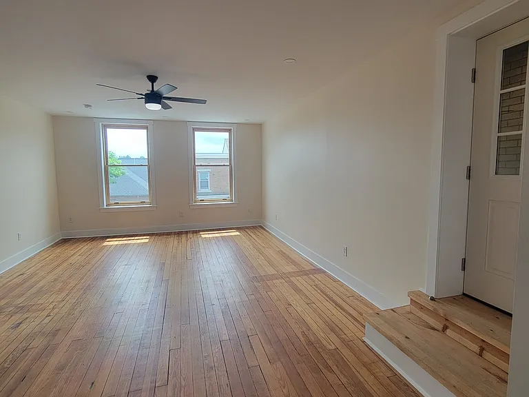 104 N Front St — Photo 2