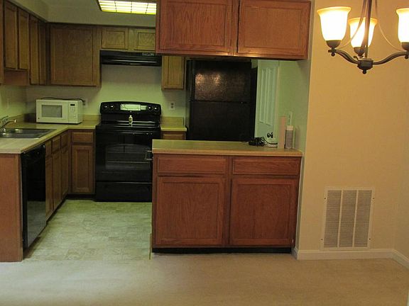 3rd image of 6090B Essex House Sq