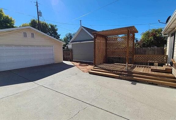 5th image of 922 E Blaine Ave
