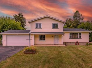 69 Lightwood Ln, Rochester, NY 14606