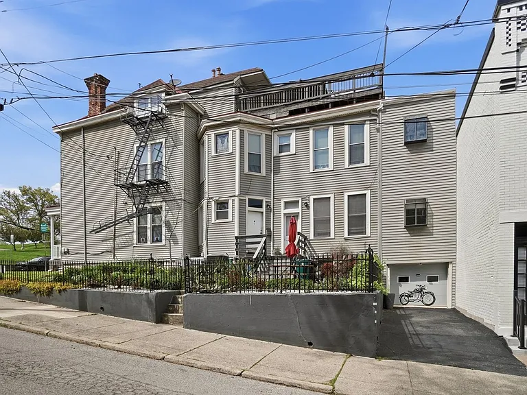 1220 Louden St — Photo 5