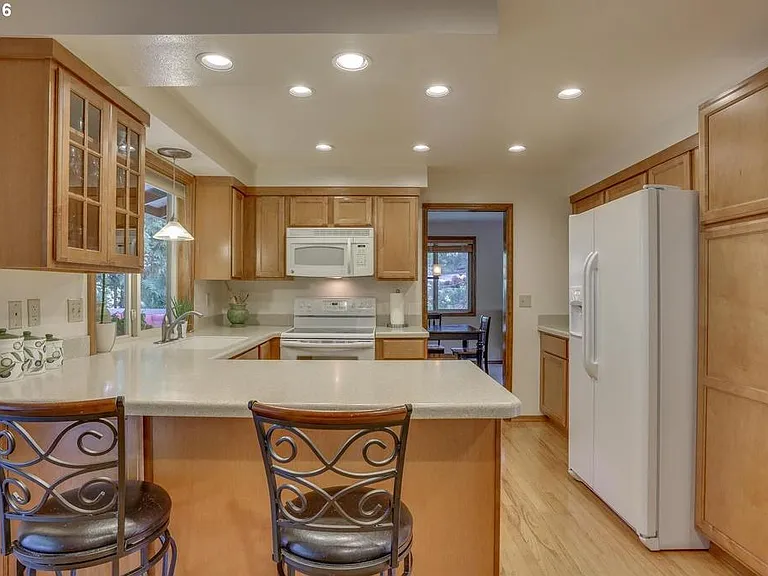 23645 NE Holladay St — Photo 8