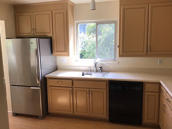 4th image of 38 Jordan Ave