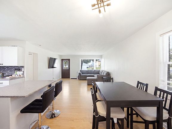 4th image of 33 Cranbrook Dr
