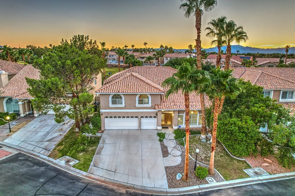 Stunning Luxury on Legacy Golf Course! Pool/Spa! — Photo 3
