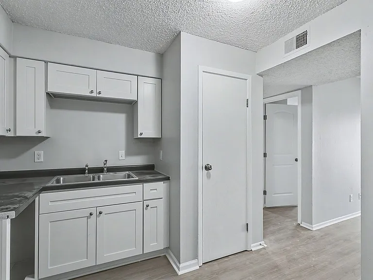 Stoneybrook Apartments — Photo 4