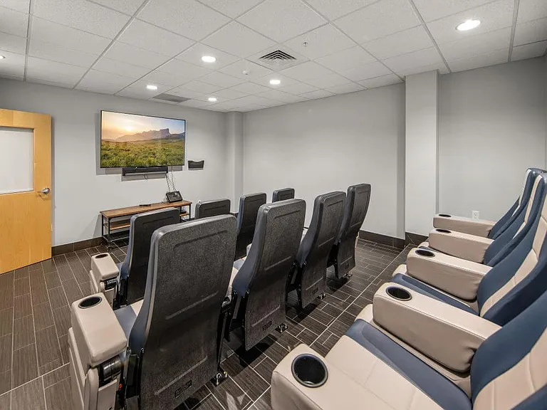 100-york-amenities-interiors-12r
