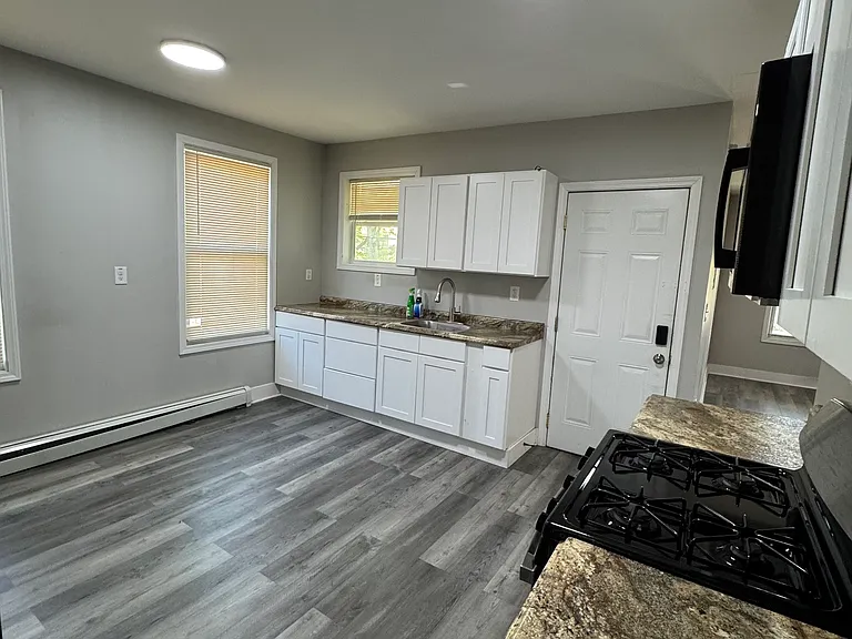 222 Hallock Ave #2 — Photo 4