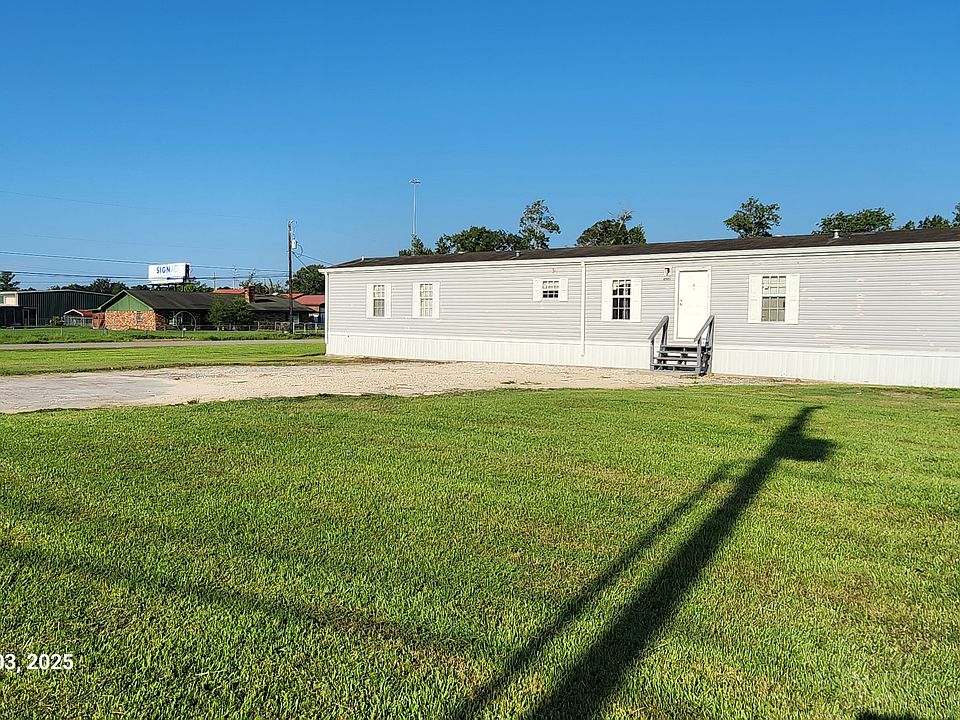 Front view of mobile home on 4901 Oak Lane, Orange, TX 77632. Facing south west.