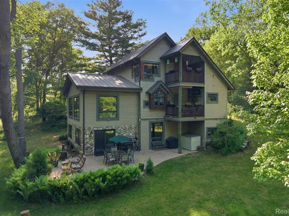 308 Nuthatch Rd, Ortonville, MI 48462