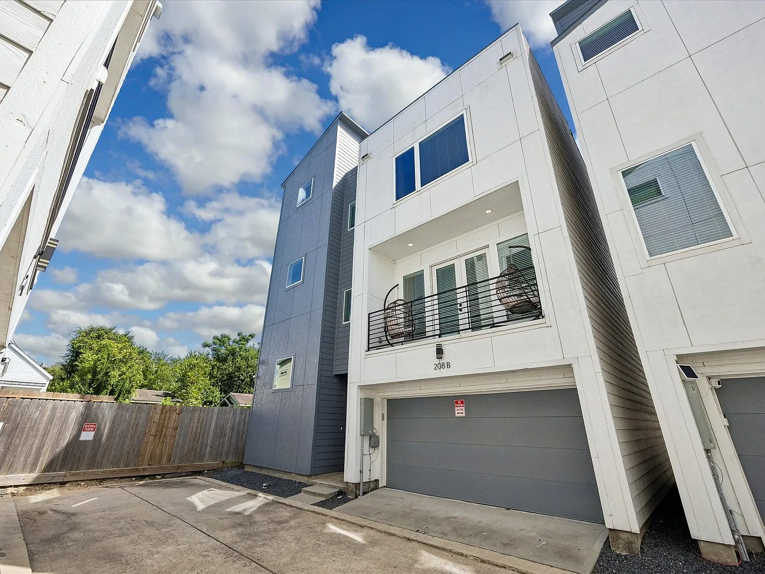 3 bed, 3.5 bath, 2366 sqft, $3,000 — Photo 3