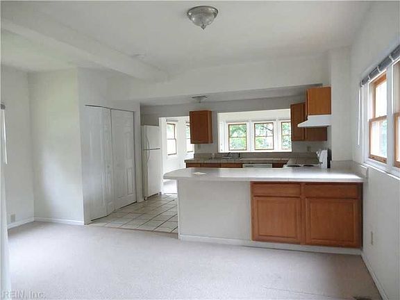 3rd image of 459 Douglas Ave