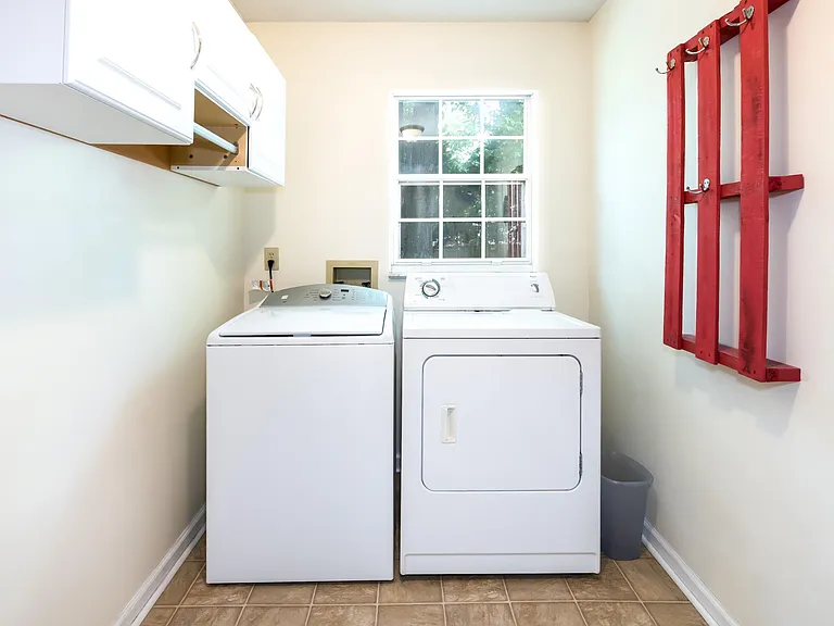 Laundry room with washer/dryer