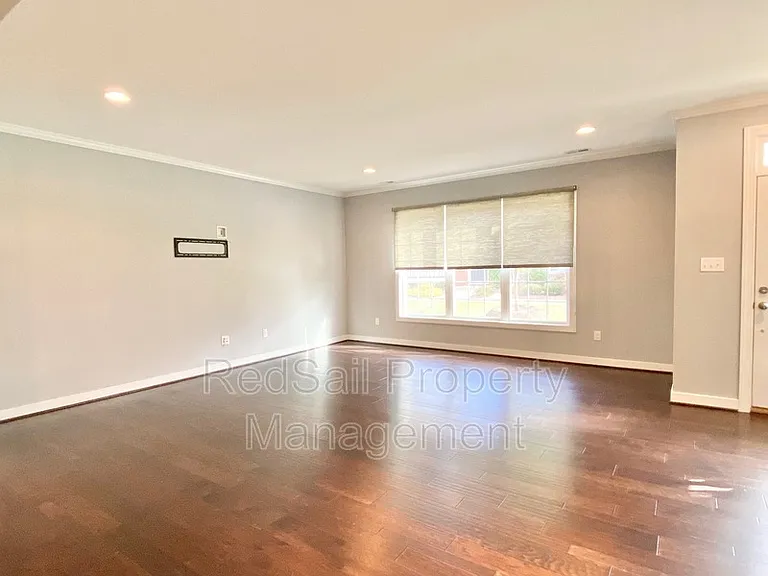4808 Village Walk — Photo 4