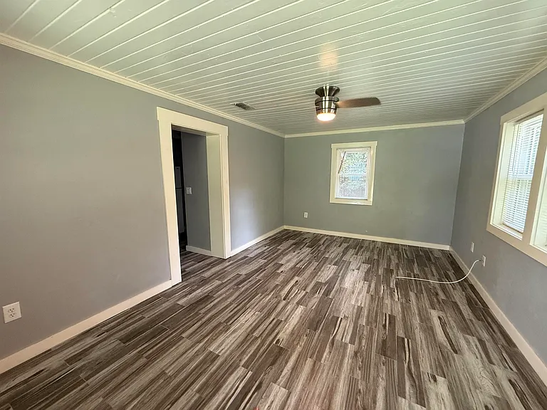 1316 Aintree Ln — Photo 1