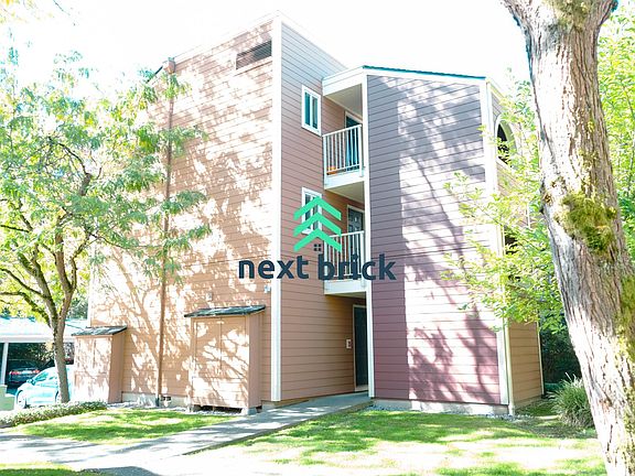 2nd image of 7426 W Lake Sammamish Pkwy NE