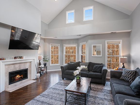 2nd image of 1059 W Cornelia Ave #3