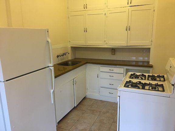 Kitchen, gas stove & oven