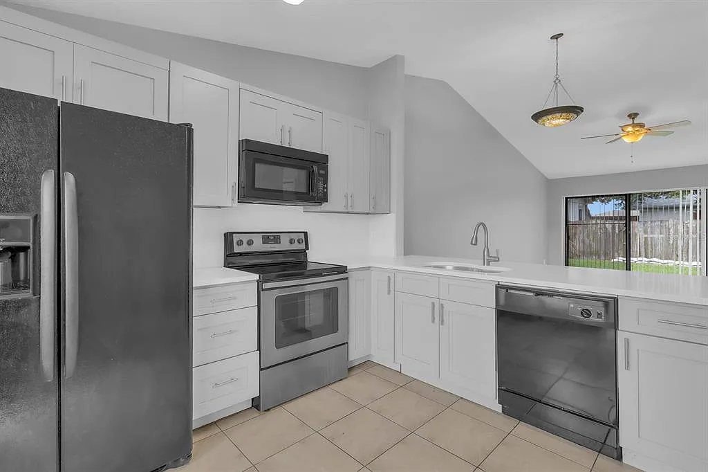 2 bed, 2.0 bath, 990 sqft, $1,750 — Photo 2