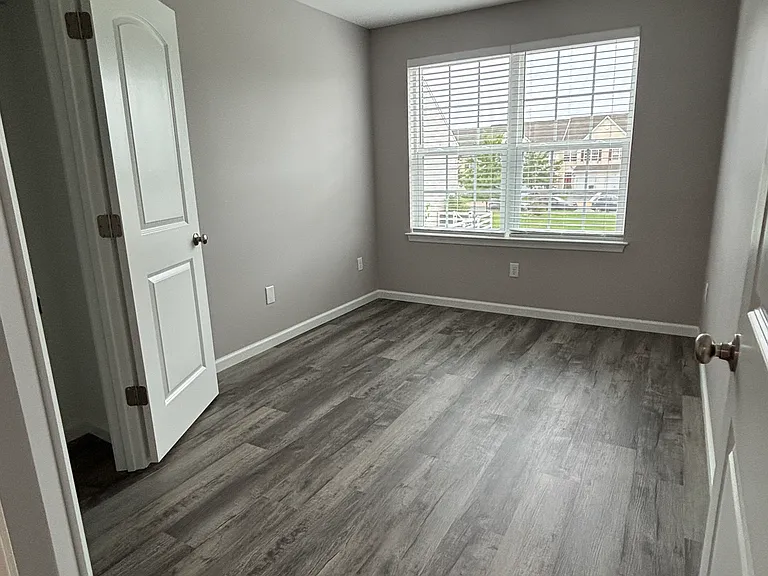 1049 Sherbourne Rd — Photo 16
