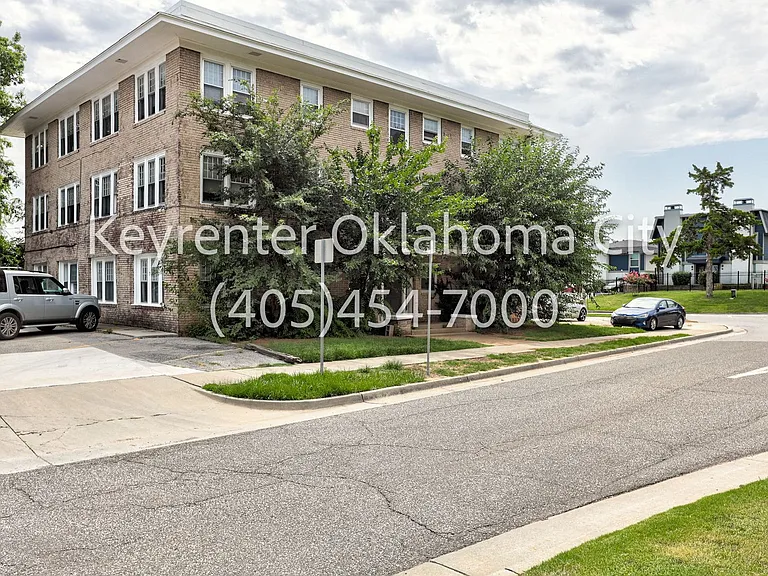 1700 N Robinson Ave — Photo 2