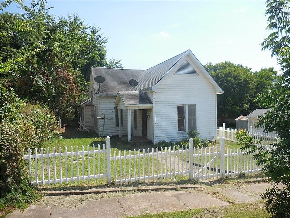 1st image of 207 W 6th St