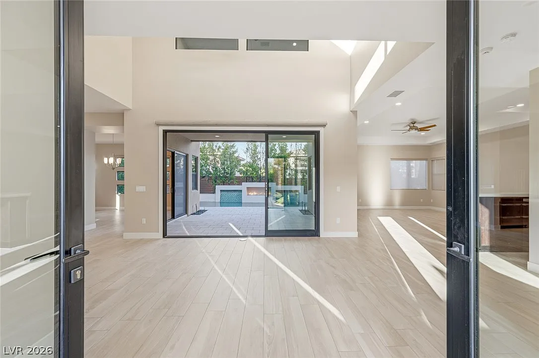 4 bed, 4.5 bath, 4172 sqft, $12,500 — Photo 3