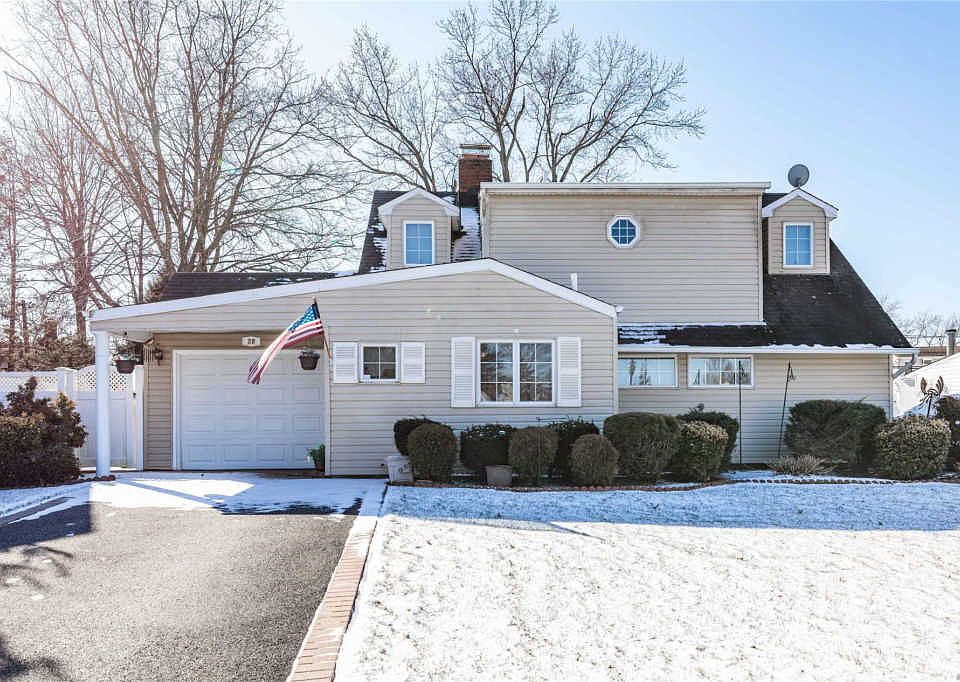 1st image of 28 Hearth Ln