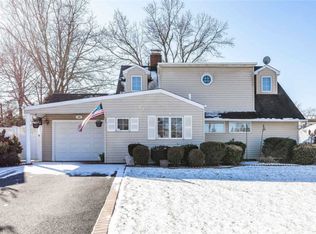 28 Hearth Ln, Westbury, NY 11590