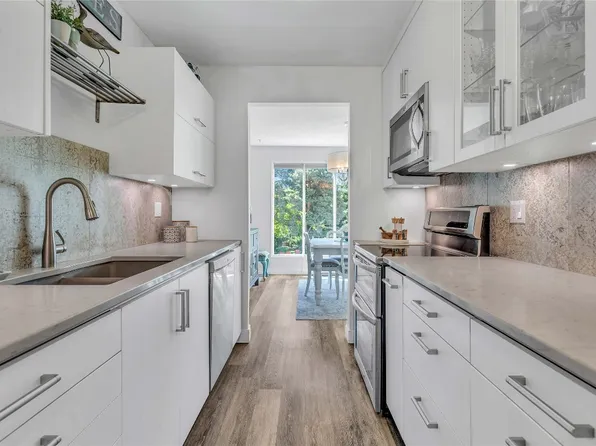 1056 Bernard Ave Unit 216, Kelowna, BC V1Y 8L7