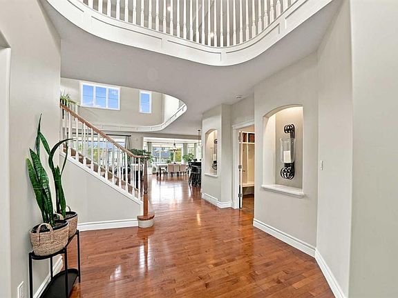 3rd image of 54 SE Allard Cres